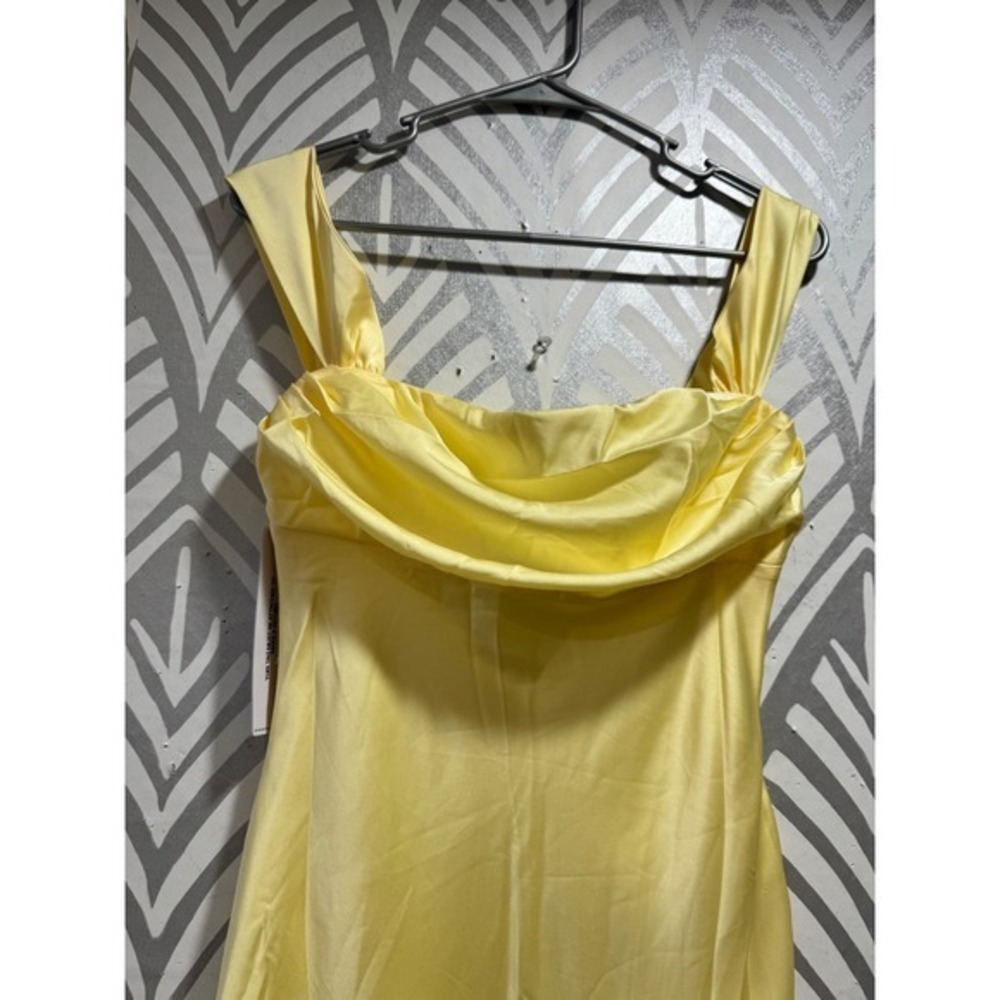 Princess Polly Azura Yellow Satin Off The Shoulder Maxi Dress Formal Gown
4 - Picture 4 of 7